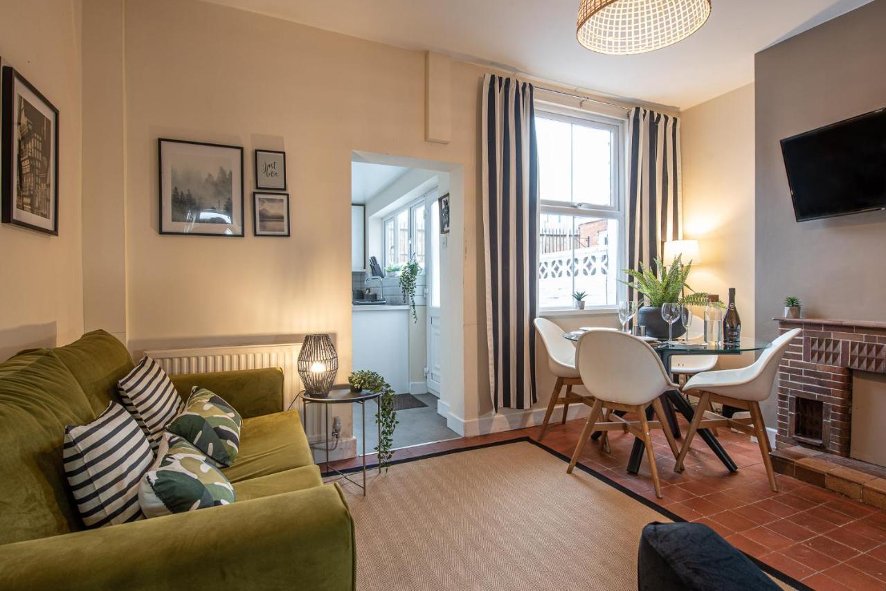 3 Bedroom Home Sleeps 5 Close To Chester City Centre Welcomes Couples, Small Groups, Families And Contractors Exterior photo