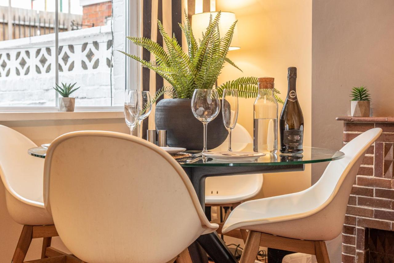 3 Bedroom Home Sleeps 5 Close To Chester City Centre Welcomes Couples, Small Groups, Families And Contractors Exterior photo
