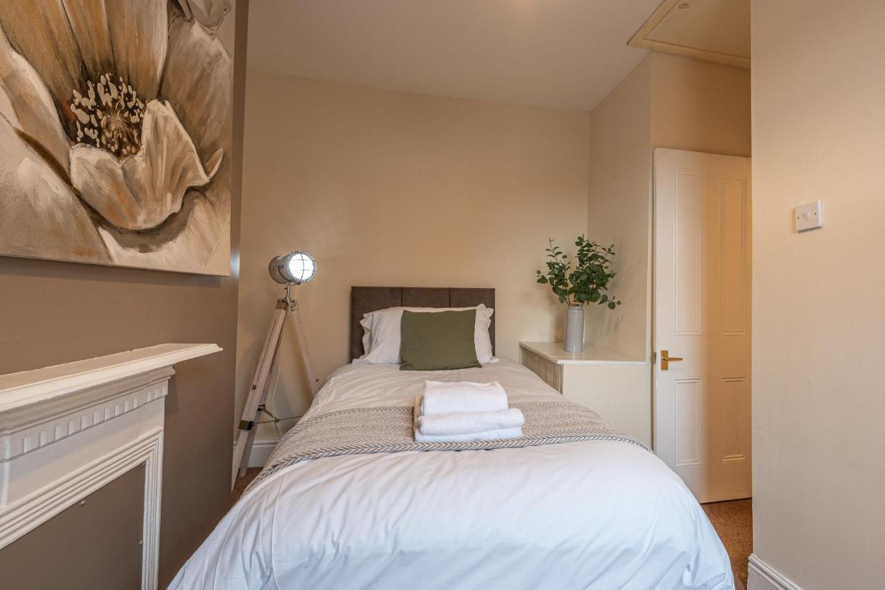 3 Bedroom Home Sleeps 5 Close To Chester City Centre Welcomes Couples, Small Groups, Families And Contractors Exterior photo