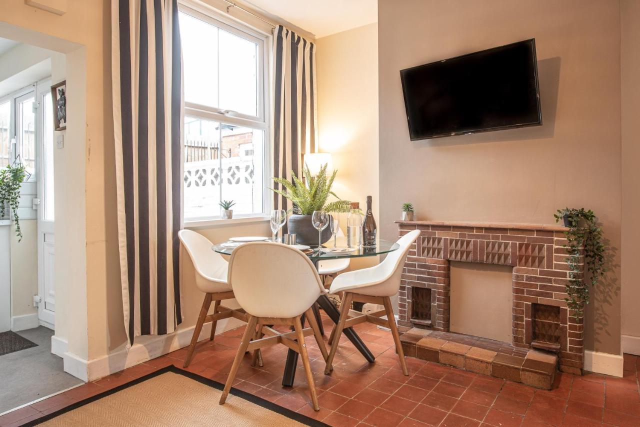 3 Bedroom Home Sleeps 5 Close To Chester City Centre Welcomes Couples, Small Groups, Families And Contractors Exterior photo