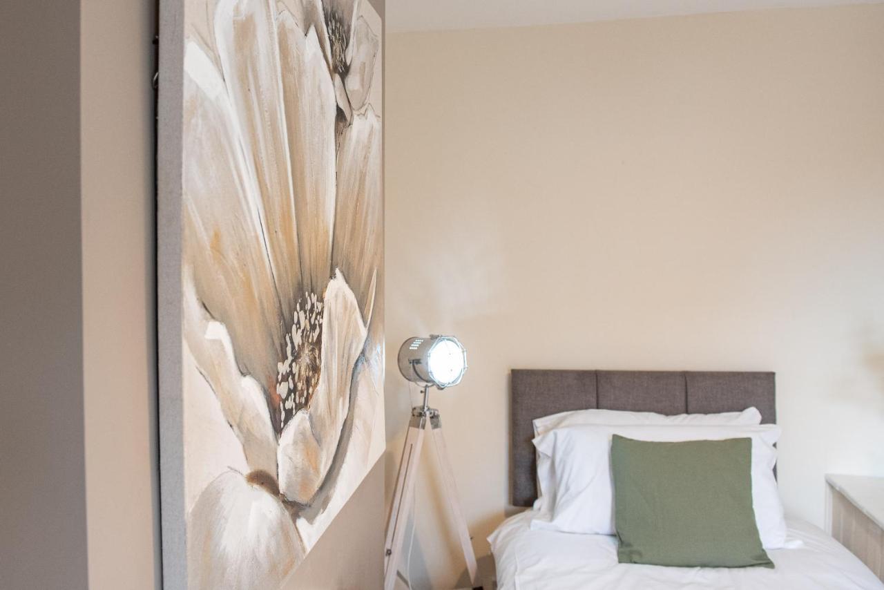 3 Bedroom Home Sleeps 5 Close To Chester City Centre Welcomes Couples, Small Groups, Families And Contractors Exterior photo