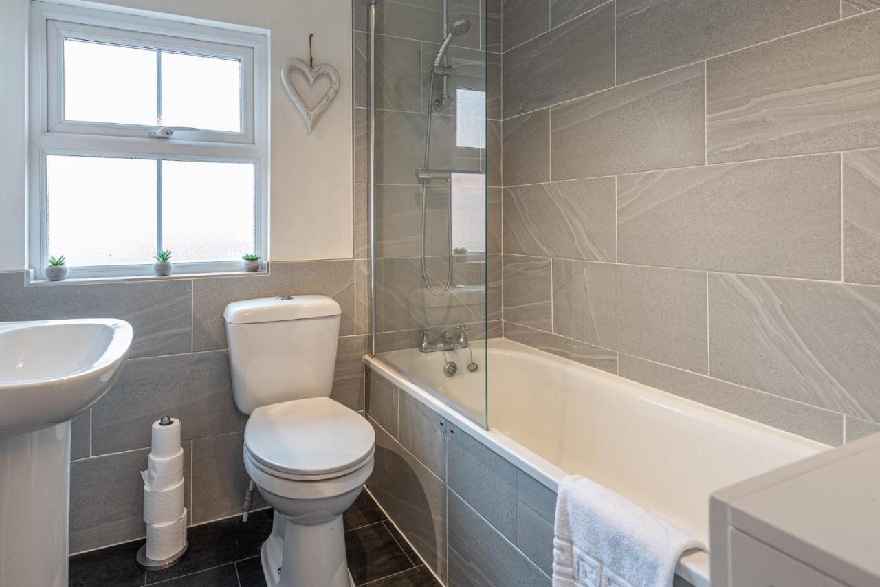 3 Bedroom Home Sleeps 5 Close To Chester City Centre Welcomes Couples, Small Groups, Families And Contractors Exterior photo